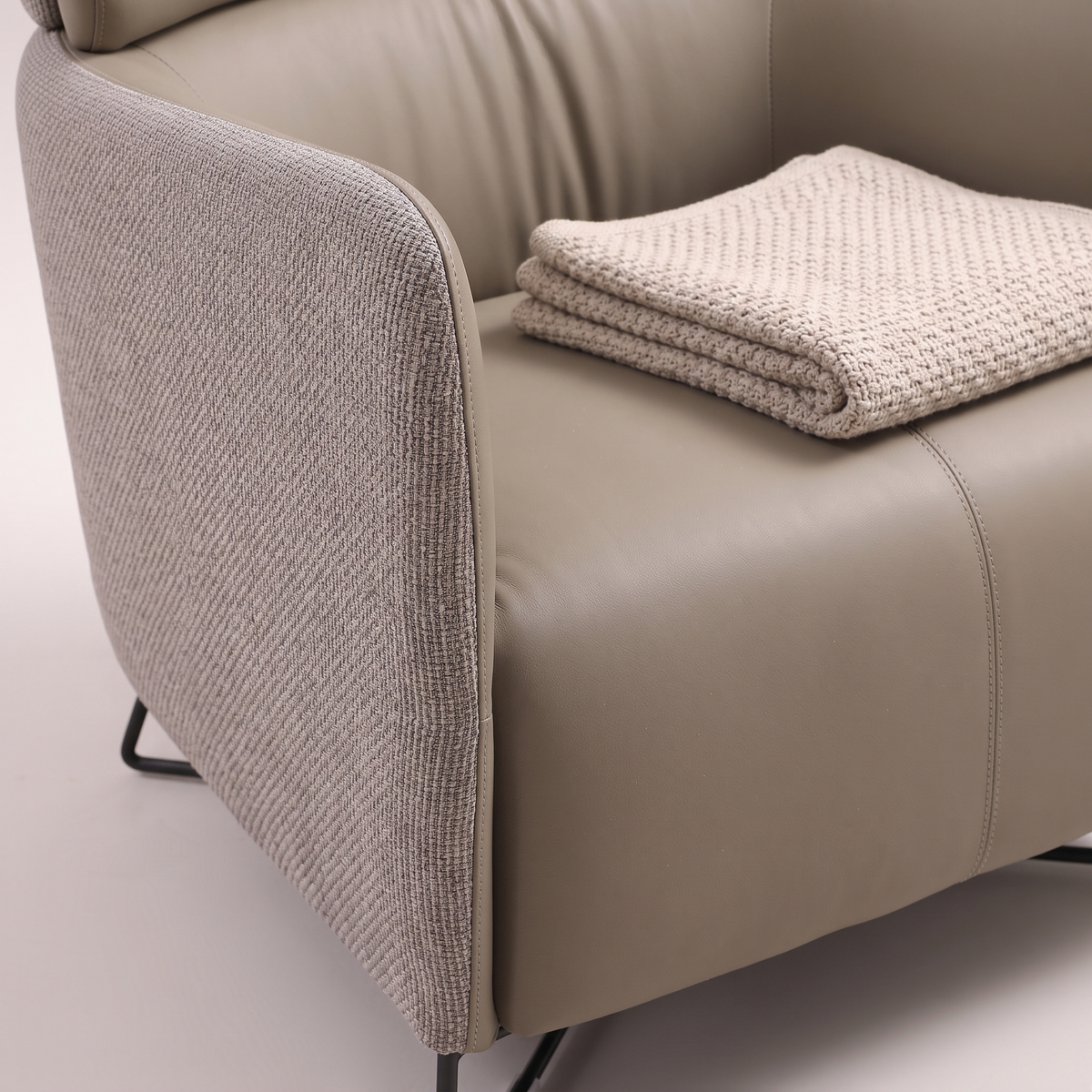 Lounge Chair #EC-406, styled detail