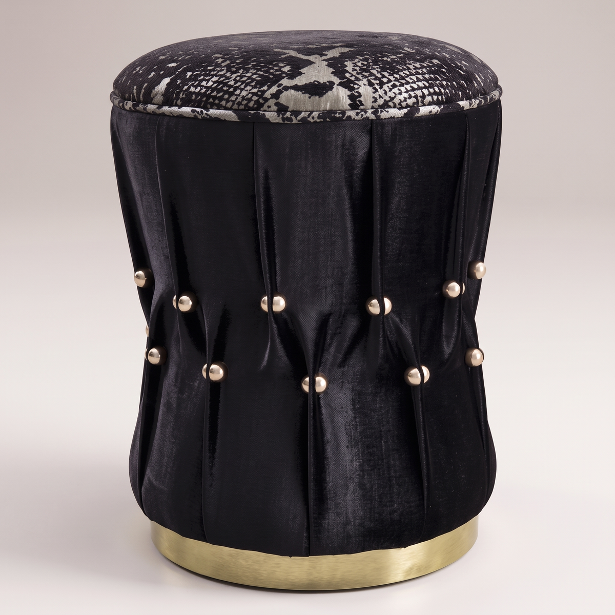 Majesty Black Pouf, material detail