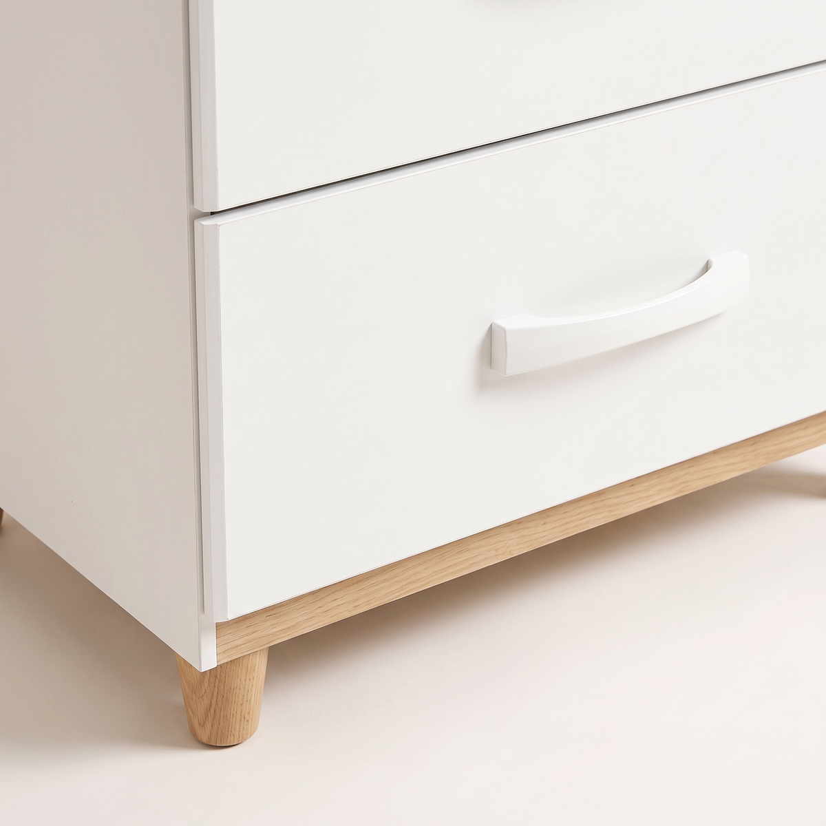 Mobi White 4 Drawer Chest, material detail