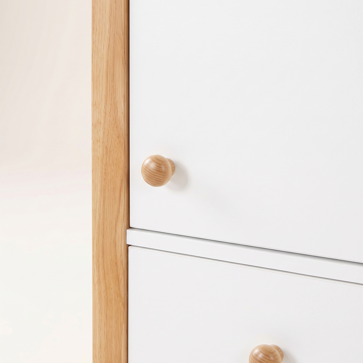 White 3-Door Wardrobe #CTY01GR, material detail