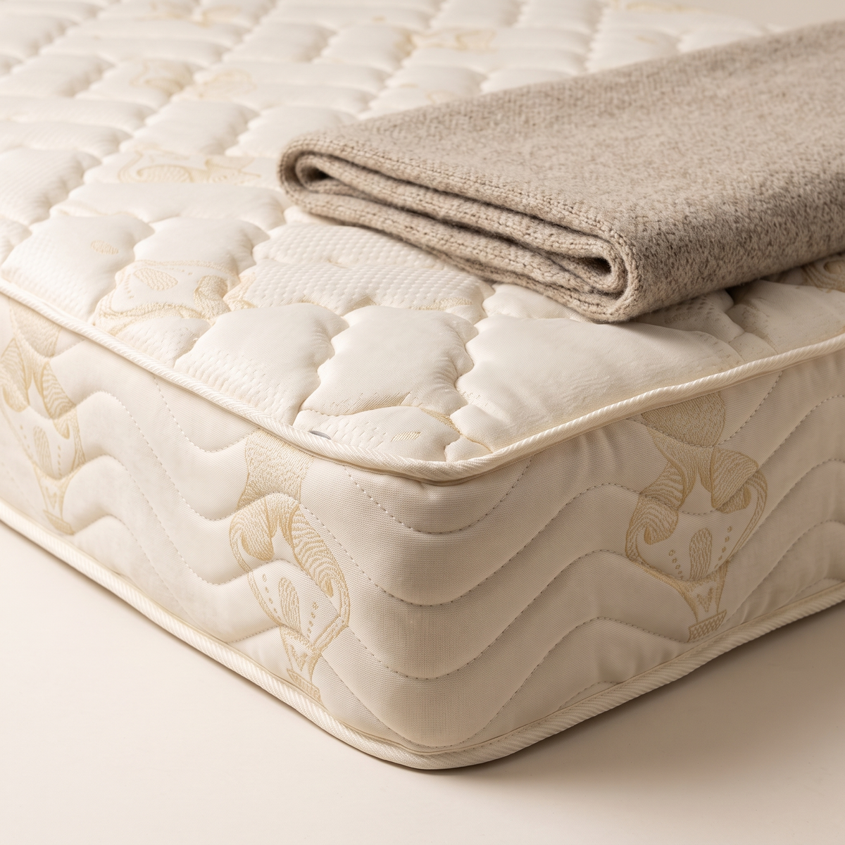 Raha Regular 3 Star Mattress 200x180, styled detail