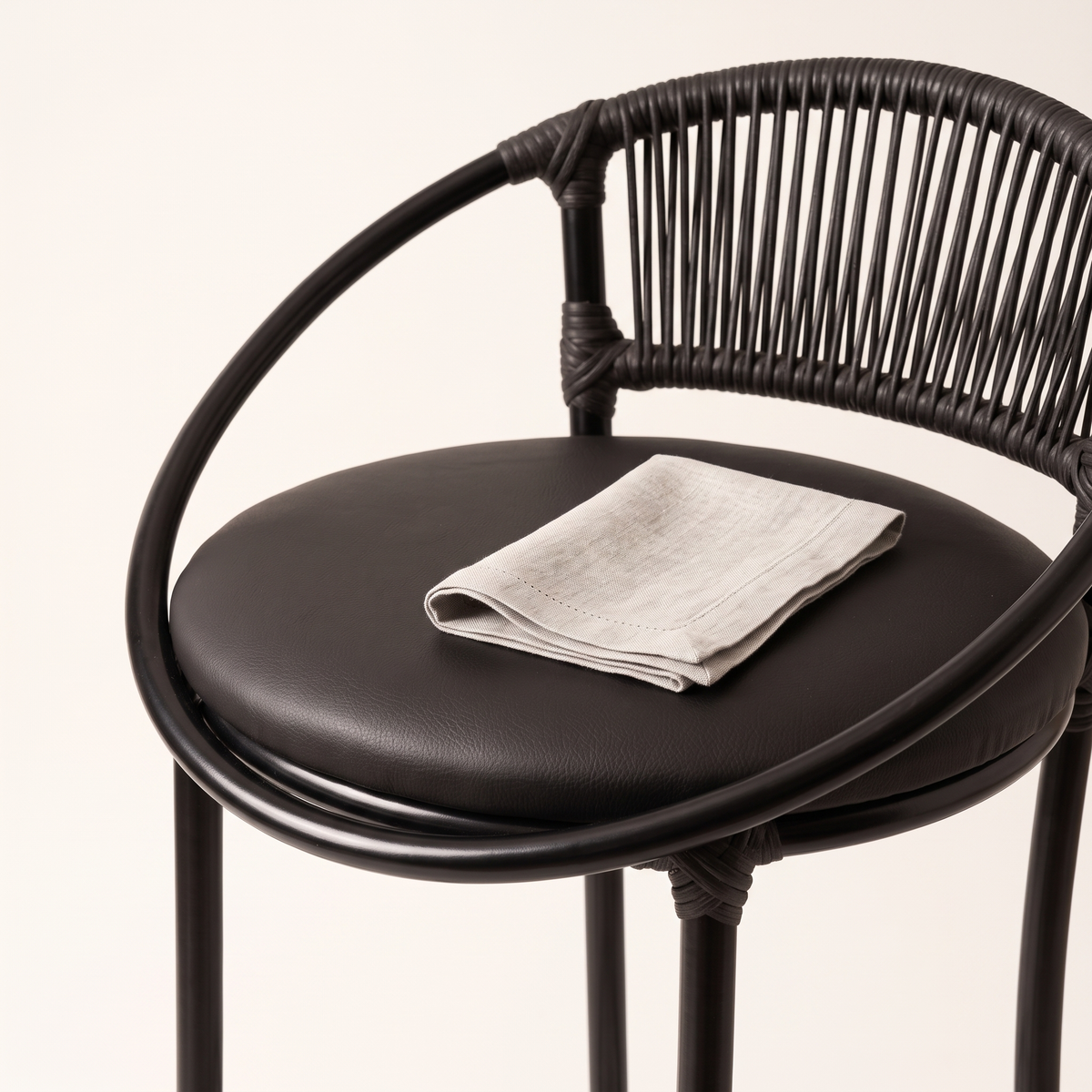 Famais Havai High Stool, styled detail