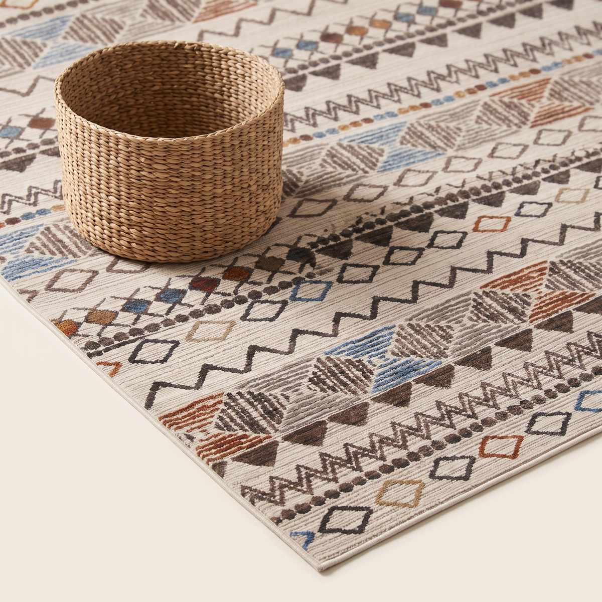 160×220 Mojave Carpet Rug #8112, styled detail