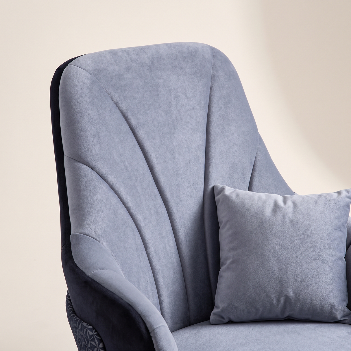 Charisma armchair fan-tufted velvet back with a small cushion