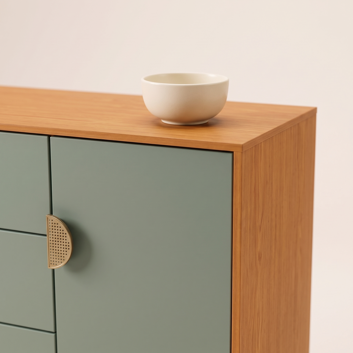 IPE shoe rack top corner and half-round door handle with a ceramic bowl