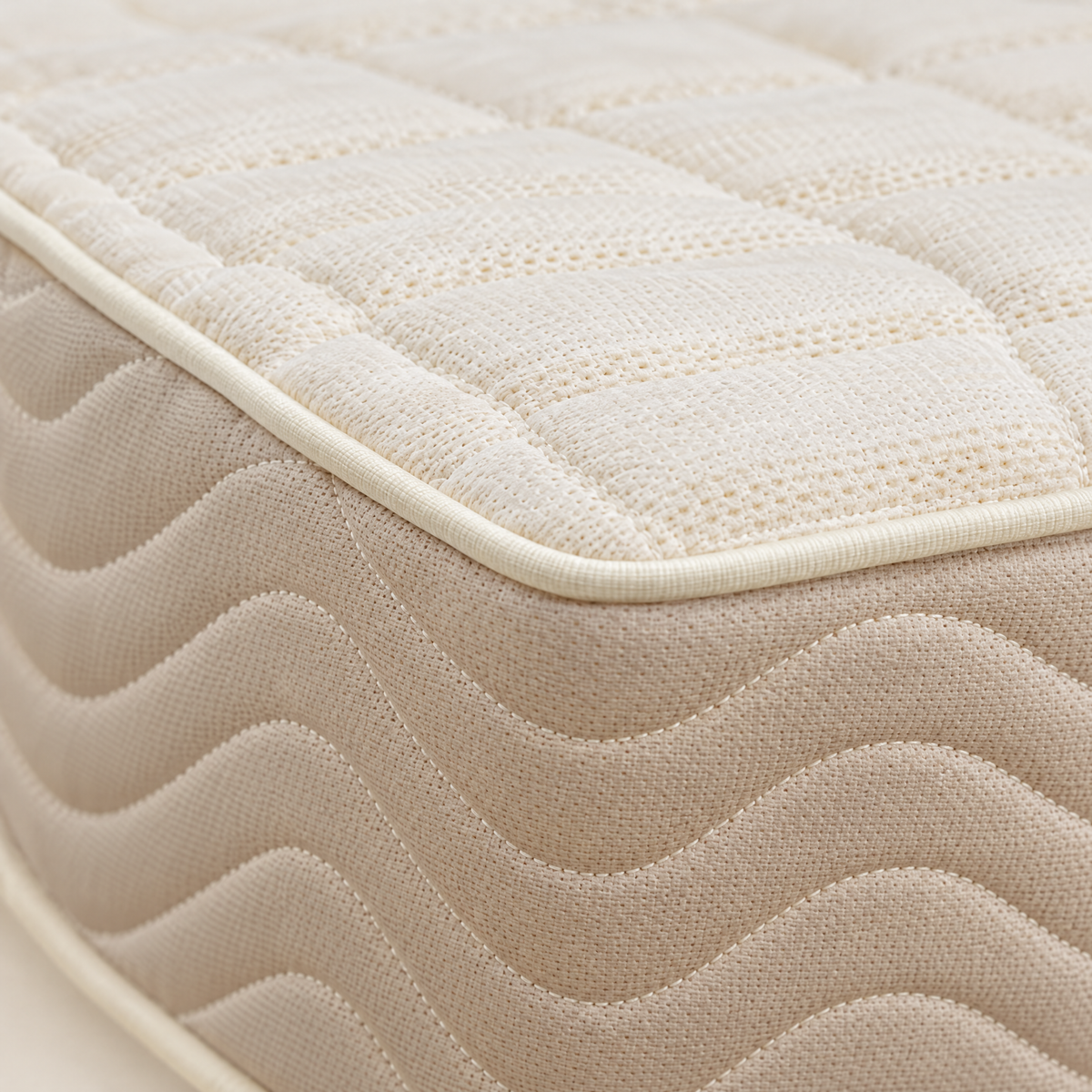 Raha Majestic Mattress, close-up of the quilting and wave-stitched border